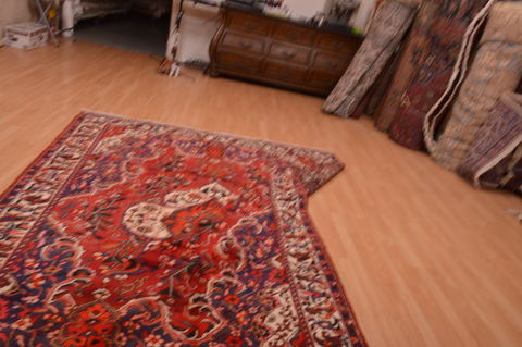 Bakhtiar Red Hand Knotted 71 X 910 Area Rug 100-109106 Image 15