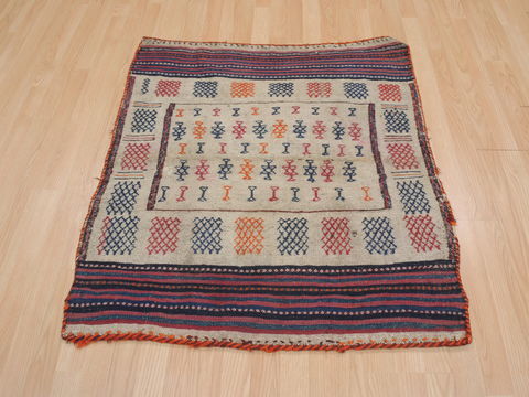Kilim Red Flat Woven 32 X 37 Area Rug 100-109537 Image 3