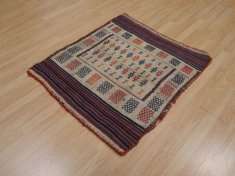 Kilim Red Flat Woven 32 X 37 Area Rug 100-109537 Image 4