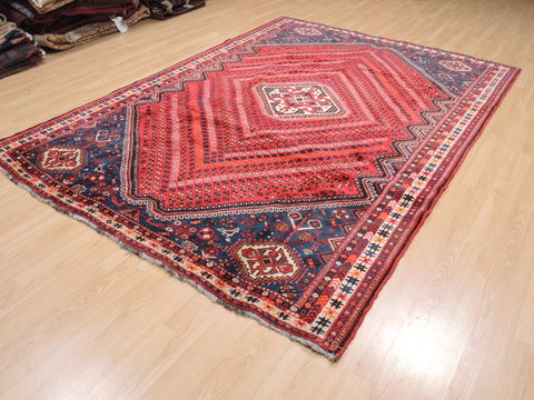 Shiraz Red Hand Knotted 610 X 99 Area Rug 100-110212 Image 2