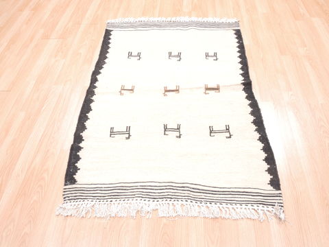 Kilim Beige Flat Woven 31 X 48 Area Rug 100-110893 Image 1