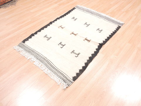Kilim Beige Flat Woven 31 X 48 Area Rug 100-110893 Image 2