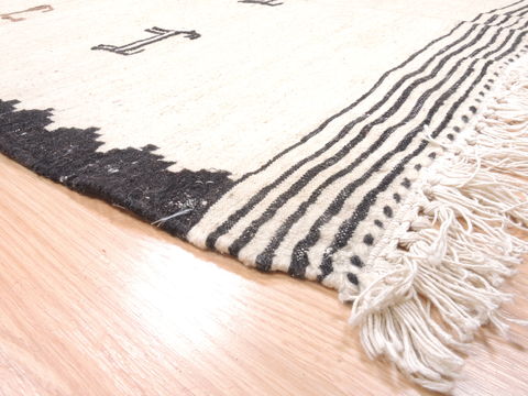 Kilim Beige Flat Woven 31 X 48 Area Rug 100-110893 Image 4