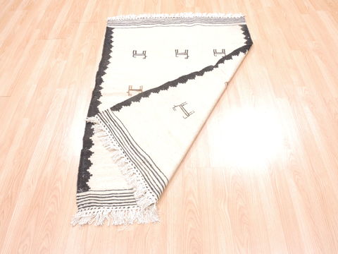 Kilim Beige Flat Woven 31 X 48 Area Rug 100-110893 Image 5