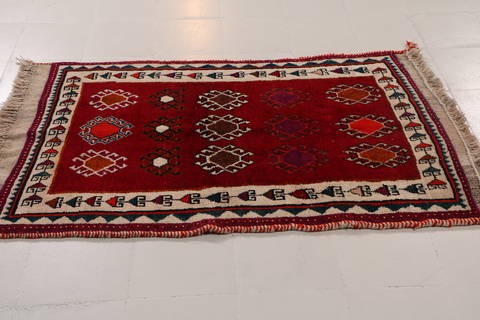 Shiraz Red Hand Knotted 31 X 51  Area Rug 99-111835 Image 4
