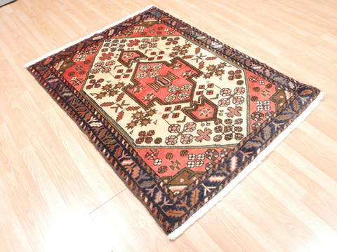 Hamedan Red Hand Knotted 37 X 49 Area Rug 100-111982 Image 3