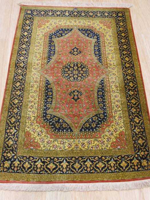 Qum Red Hand Knotted 25 X 40 Area Rug 834-132397 Image 3