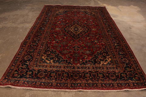 Kashan Red Hand Knotted 66 X 118 Area Rug 301-135802 Image 4
