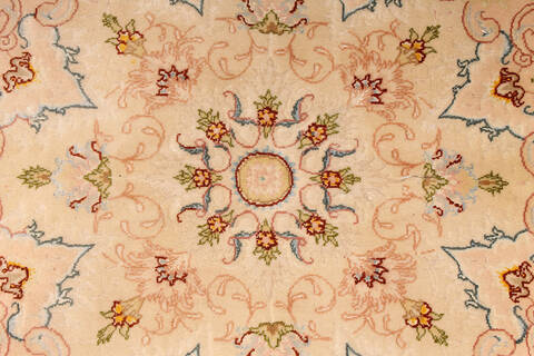 Tabriz Beige Hand Knotted 83 X 117 Area Rug 254-136997 Image 4