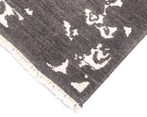 Modern Black Hand Knotted 90 X 122 Area Rug 904-137108 Image 2