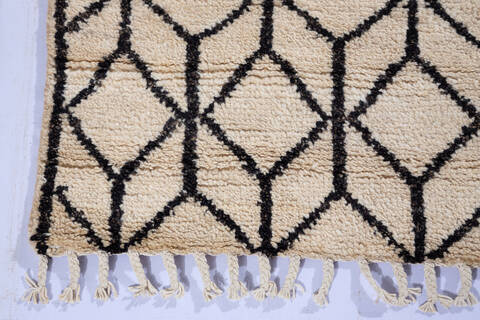 Moroccan White Hand Knotted 41 X 63 Area Rug 700-140040 Image 3