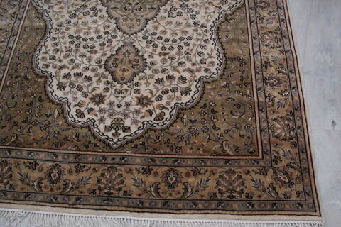 Mahi White Hand Knotted 60 X 90 Area Rug 905-145271 Image 4