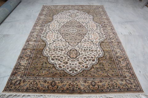 Mahi White Hand Knotted 60 X 90 Area Rug 905-145953 Image 1