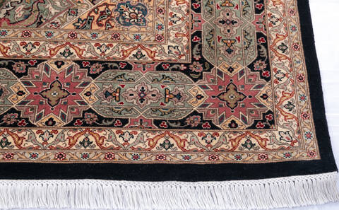 Pak-Persian Multicolor Hand Knotted 81 X 106 Area Rug 700-146023 Image 4