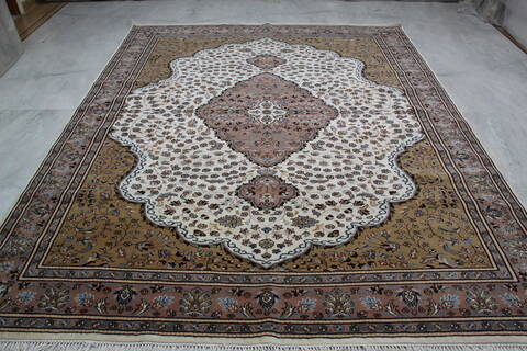 Mahi White Hand Knotted 80 X 100 Area Rug 905-146325 Image 1