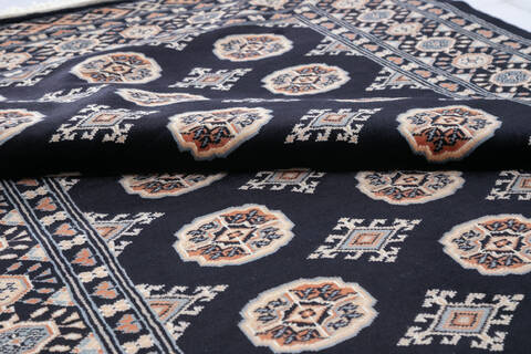 Bokhara Black Hand Knotted 41 X 66 Area Rug 700-147121 Image 5