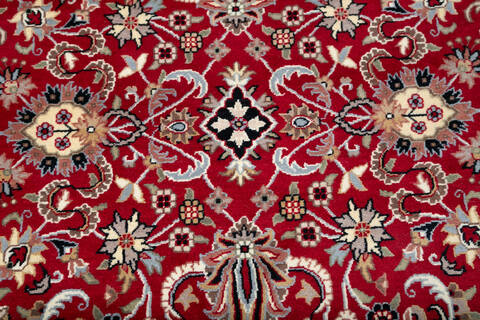 Pak-Persian Red Round Hand Knotted 50 X 50 Area Rug 700-147472 Image 4