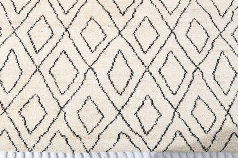 Moroccan White Hand Knotted 67 X 95 Area Rug 700-147481 Image 4