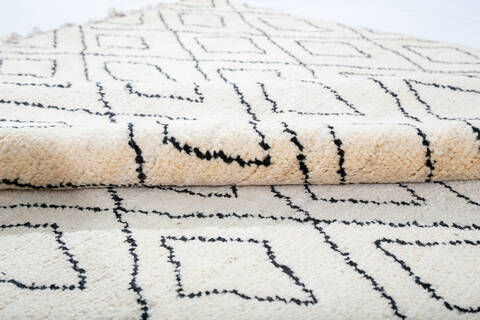 Moroccan White Hand Knotted 67 X 95 Area Rug 700-147481 Image 6
