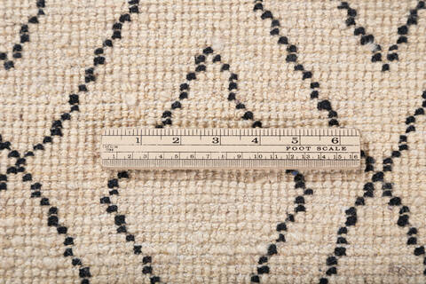 Moroccan White Hand Knotted 67 X 95 Area Rug 700-147481 Image 7
