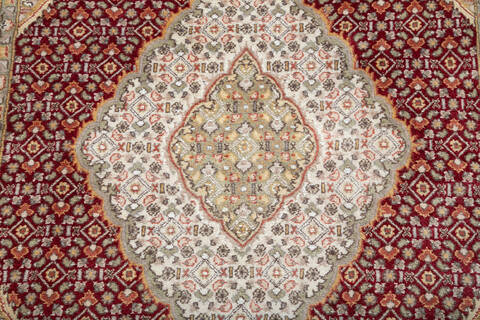 Pak-Persian Red Hand Knotted 41 X 64 Area Rug 700-147798 Image 3
