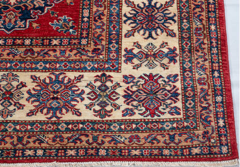 Kazak Red Hand Knotted 91 X 123 Area Rug 700-148083 Image 3