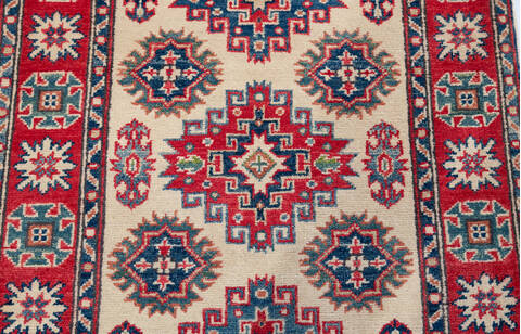 Kazak Beige Hand Knotted 29 X 42 Area Rug 700-148179 Image 3
