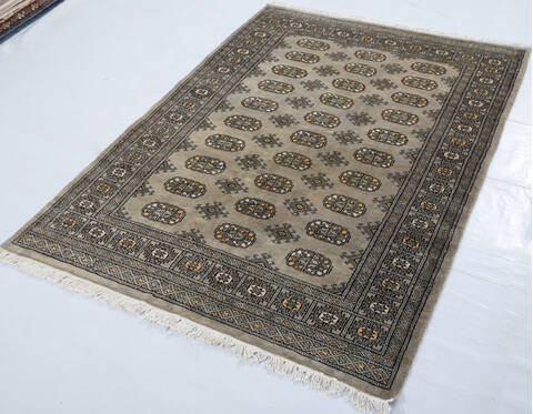 Bokhara Light Gray Hand Knotted 42 X 58 Area Rug 700-148242 Image 2