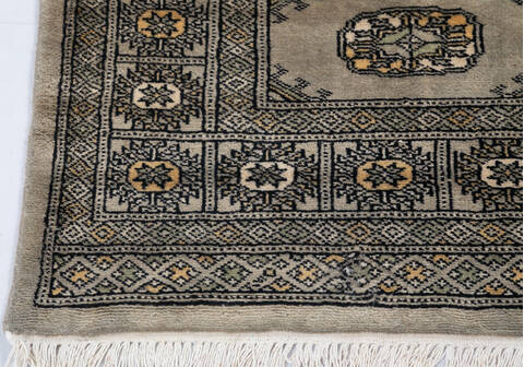 Bokhara Light Gray Hand Knotted 42 X 58 Area Rug 700-148242 Image 4