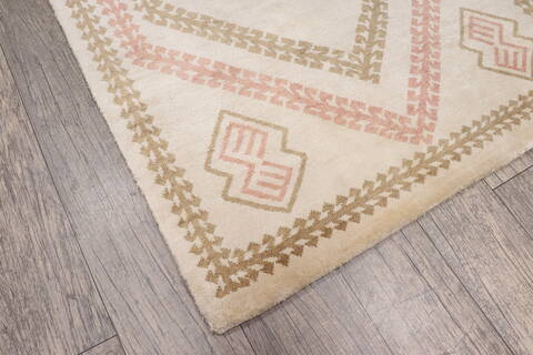 Persian White Runner Hand Knotted 26 X 40 Area Rug 905-148315 Image 4
