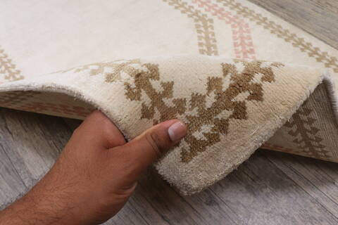 Persian White Runner Hand Knotted 26 X 40 Area Rug 905-148315 Image 5