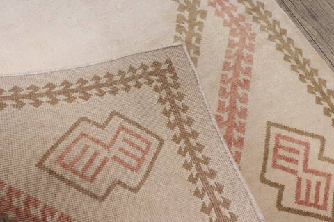 Persian White Runner Hand Knotted 26 X 40 Area Rug 905-148315 Image 6