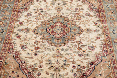Pak-Persian White Hand Knotted 40 X 61 Area Rug 700-155555 Image 2