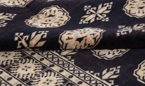 Bokhara Black Hand Knotted 47 X 68 Area Rug 700-155574 Image 5
