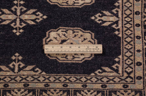 Bokhara Black Hand Knotted 47 X 68 Area Rug 700-155574 Image 6