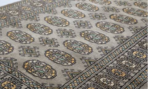 Bokhara Light Gray Hand Knotted 32 X 52 Area Rug 700-156046 Image 3