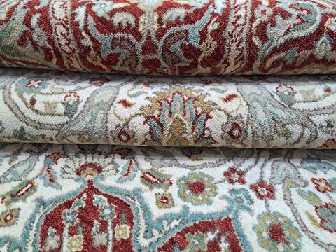 Heriz Cream Hand Knotted 80 X 100 Area Rug 660-156754 Image 1