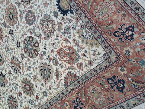 Heriz Cream Hand Knotted 80 X 100 Area Rug 660-156755 Image 1