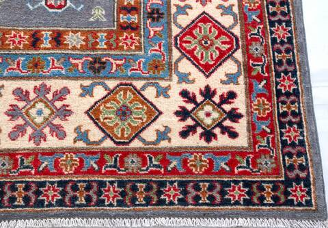 Kazak Grey Hand Knotted 69 X 97 Area Rug 700-157722 Image 4