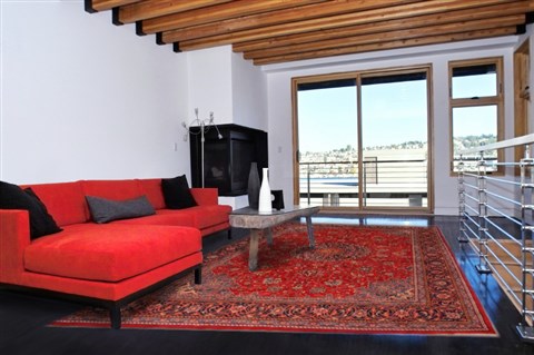 Sarouk Red Hand Knotted 98 X 131 Area Rug 400-16510 Image 1