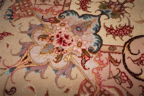 Tabriz Beige Hand Knotted 70 X 101 Area Rug 400-16583 Image 14