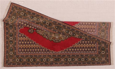 Qum Red Hand Knotted 46 X 69 Area Rug 400-16938 Image 4