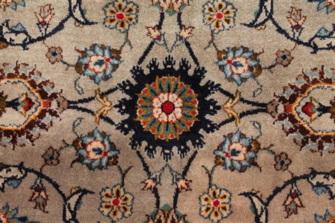 Kashan Beige Hand Knotted 89 X 125 Area Rug 400-16955 Image 14