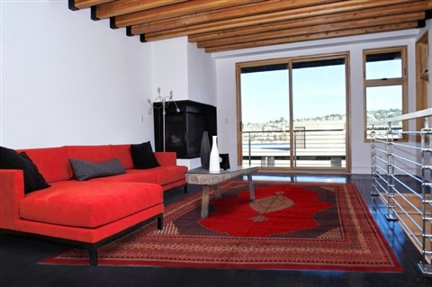 Sarouk Red Hand Knotted 105 X 131 Area Rug 400-17169 Image 3