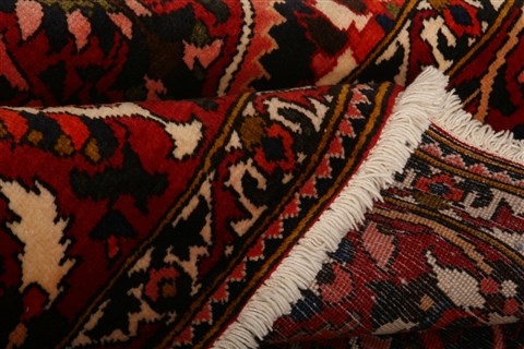 Bakhtiar Red Hand Knotted 88 X 120 Area Rug 100-21405 Image 4