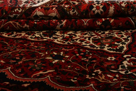 Bakhtiar Red Hand Knotted 88 X 120 Area Rug 100-21405 Image 9