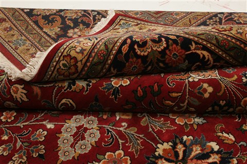Sarouk Red Hand Knotted 100 X 143 Area Rug 250-21413 Image 10