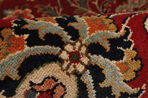 Sarouk Red Hand Knotted 100 X 143 Area Rug 250-21413 Image 2
