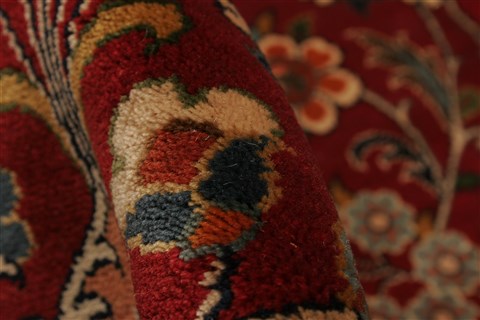 Sarouk Red Hand Knotted 100 X 143 Area Rug 250-21413 Image 4