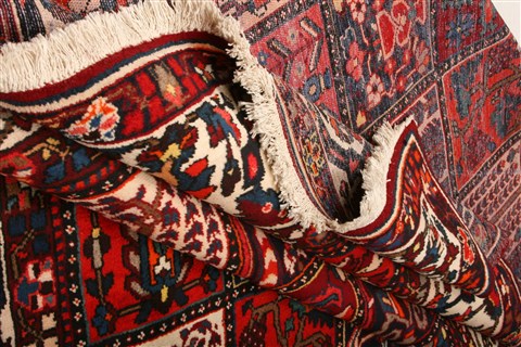 Bakhtiar Red Hand Knotted 88 X 117 Area Rug 100-21464 Image 5